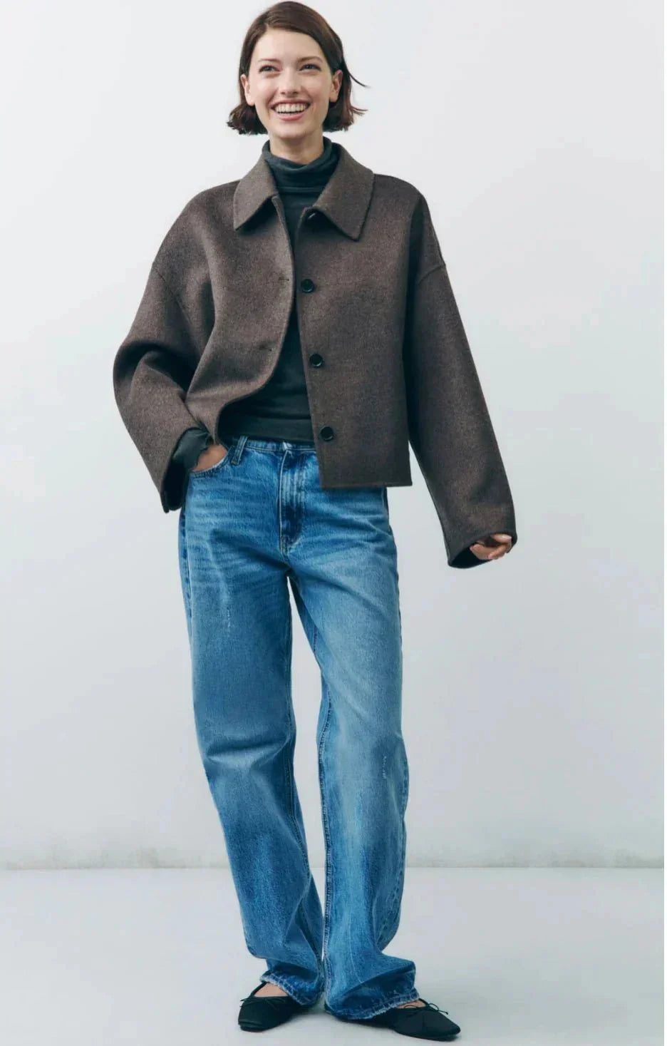 Damen Kurzjacke in Braun, aus bequemem Stoff mit Knopfverschluss und minimalistischer, zeitloser Gestaltung.