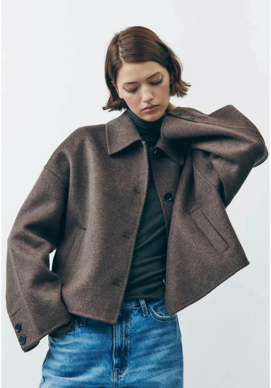 Braune Damen Kurzjacke aus leichtem Material mit Knopfverschluss und einem modernen, lässigen Schnitt. Ideal für den Alltag.