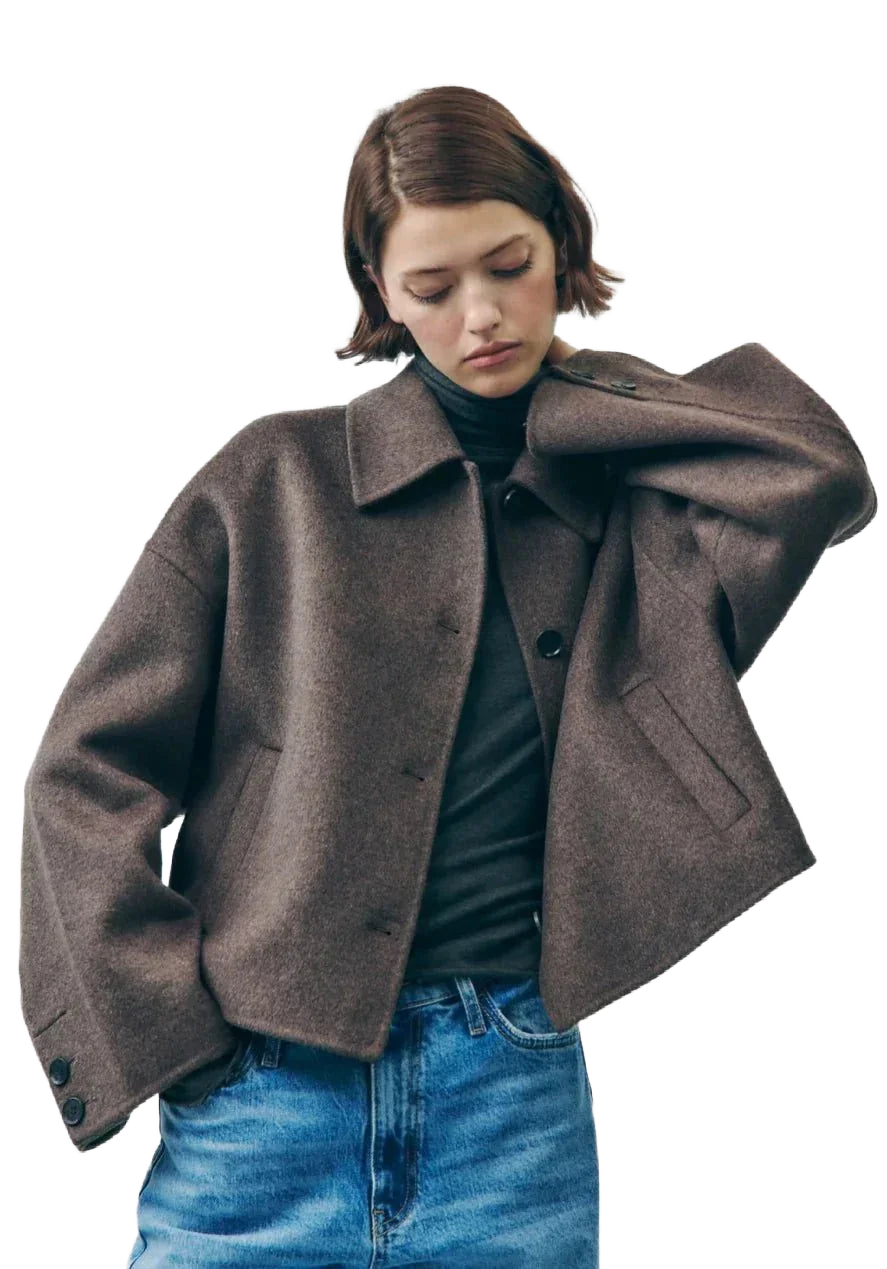 Braune Damen Kurzjacke aus leichtem Material mit Knopfverschluss und einem modernen, lässigen Schnitt. Ideal für den Alltag.