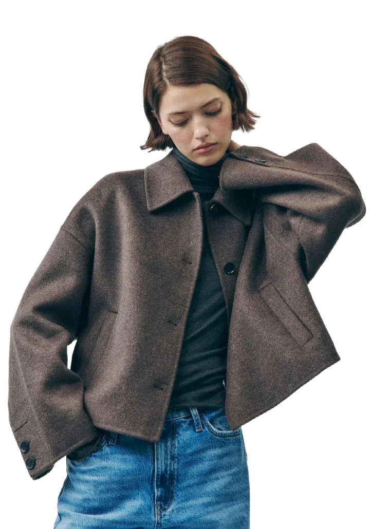 Braune Damen Kurzjacke aus leichtem Material mit Knopfverschluss und einem modernen, lässigen Schnitt. Ideal für den Alltag.
