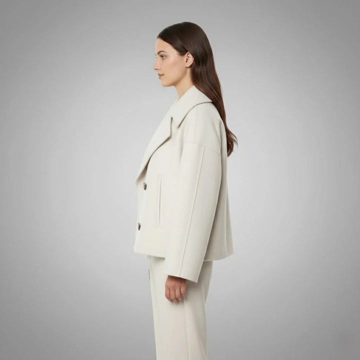 Damen Kurzmantel aus warmem Stoff, doppelter Knopfleiste und weitem Kragen, ideal für den Übergang.