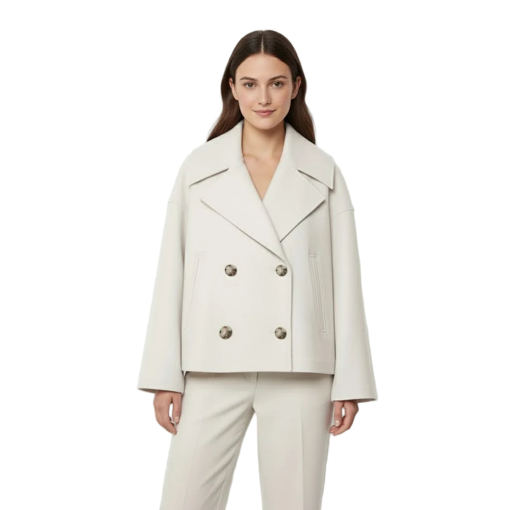 Beige Damen Kurzmantel aus weichem Stoff, doppelte Knopfleiste und weiter Kragen für einen eleganten Look.