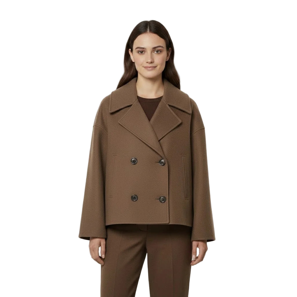 Damen Kurzmantel in Braun aus weichem Material mit doppelter Knopfleiste und weitem Kragen für einen modernen Look.