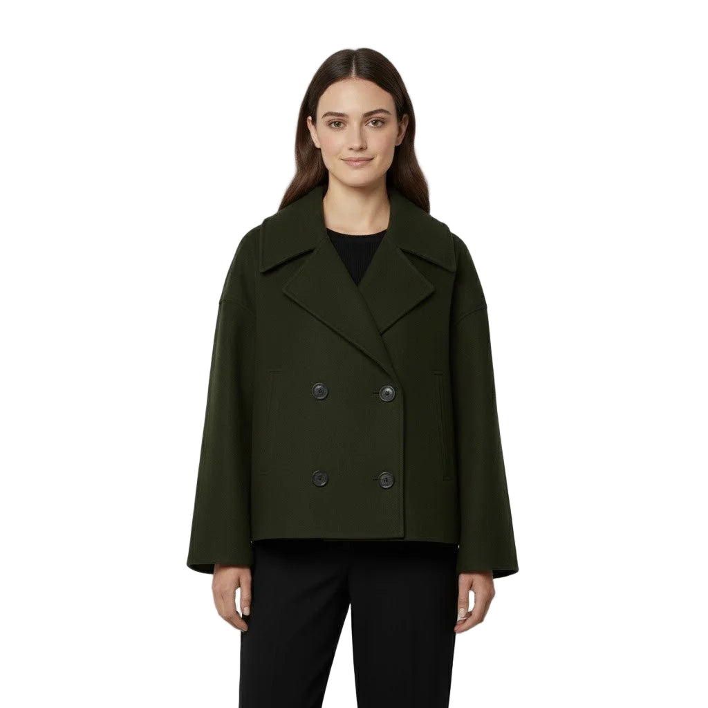 Grüner Damen Kurzmantel mit doppelter Knopfleiste, weitem Kragen und leichtem Material für eleganten Tragekomfort.