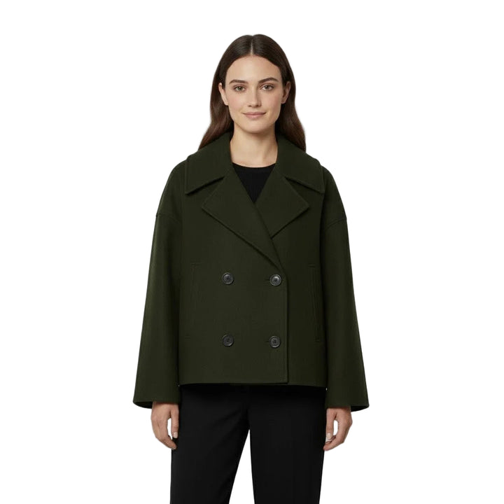 Grüner Damen Kurzmantel mit doppelter Knopfleiste, weitem Kragen und leichtem Material für eleganten Tragekomfort.