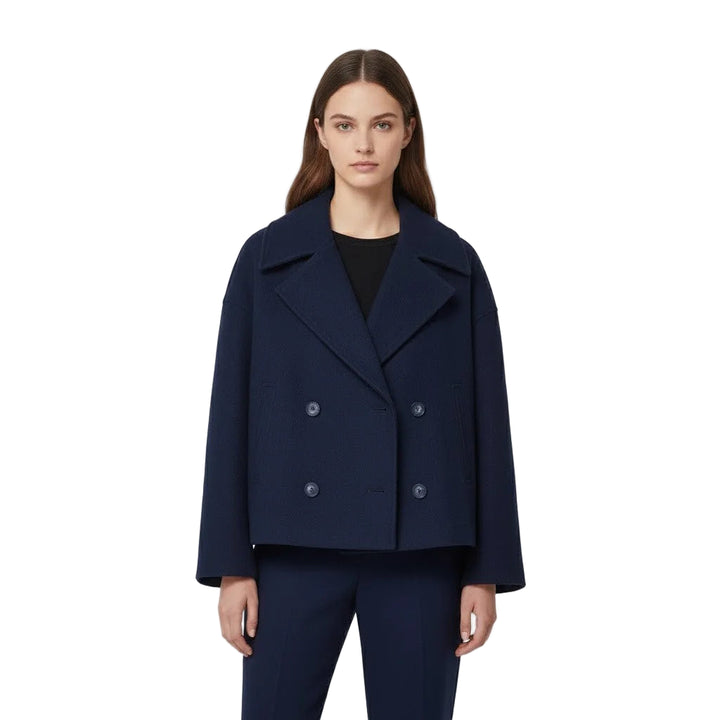Damen Kurzmantel in Marineblau mit doppelter Knopfleiste, weitem Kragen und robustem, warmem Material für kühle Tage.