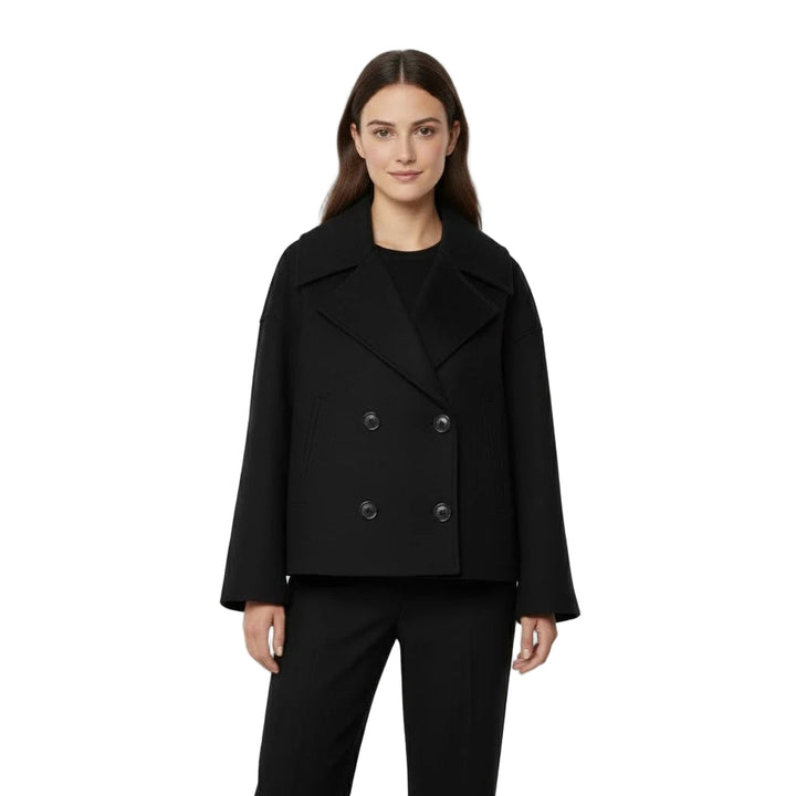 Schwarzer Damen Kurzmantel aus weichem Material, mit doppelter Knopfleiste und weitem Kragen für lässige Eleganz.