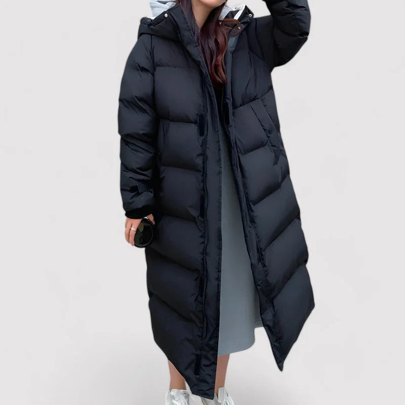 Schwarzer, lang geschnittener wattierter Mantel für Damen mit Kapuze, aus strapazierfähigem Material, ideal für kühle Tage.