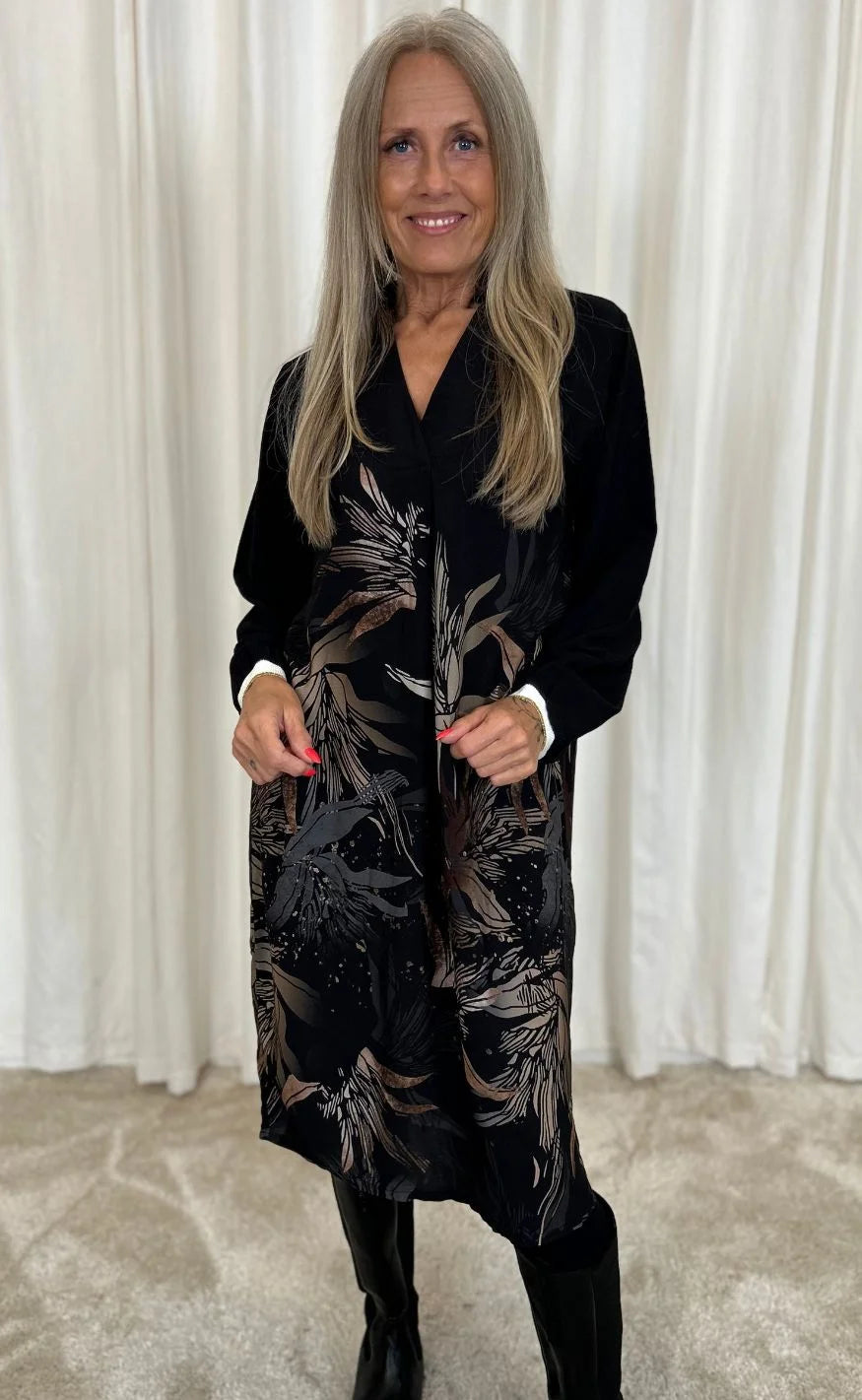 Damen Langarm Midi Kleid in Schwarz mit Blumenmuster, aus leichtem Baumwollmix, bequem und elegant für verschiedene Anlässe.