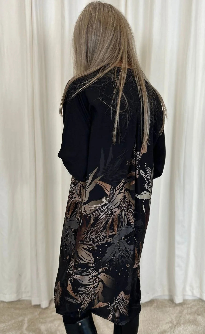 Schwarzes Midi Kleid mit Blumenmuster, aus weich fließendem Material, mit langen Ärmeln und bequemer Passform.