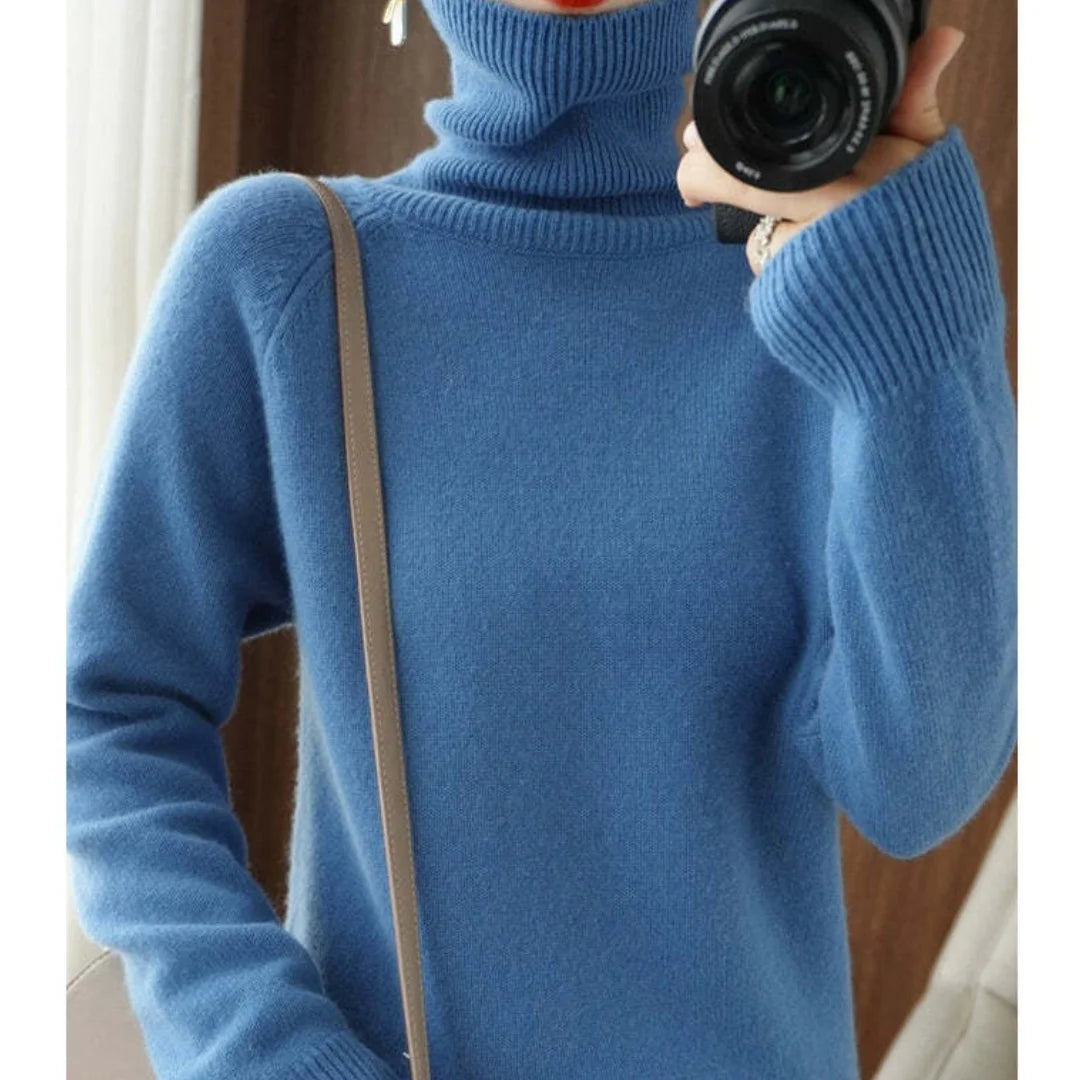 Damen Langarm Pullover in Blau, aus weicher Baumwolle, mit klassischem Rollkragen und schlichtem, zeitlosem Design.