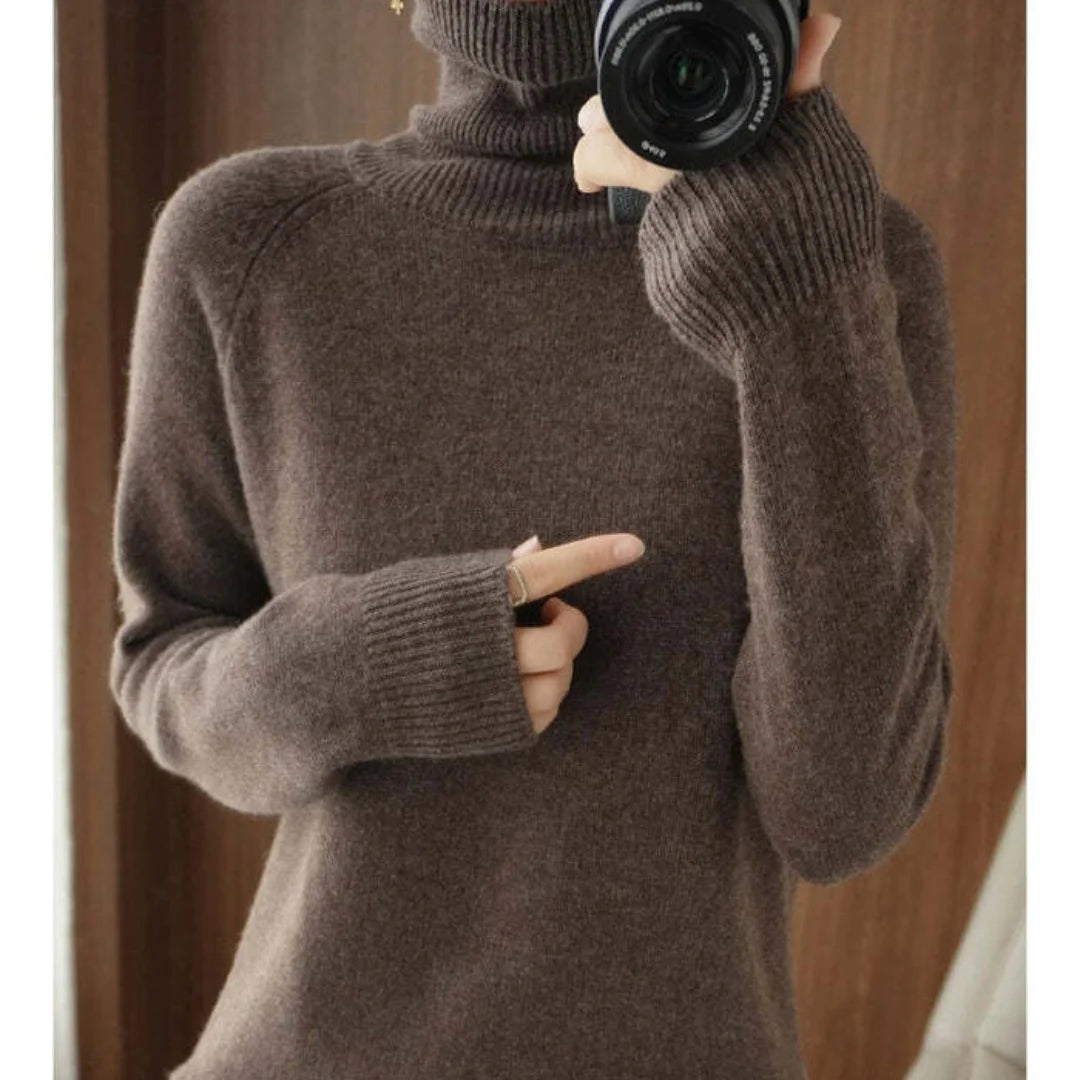 Brauner Damen Langarm Pullover mit Rollkragen aus weichem Baumwollmix, klassischem Schnitt und bequemer Passform.