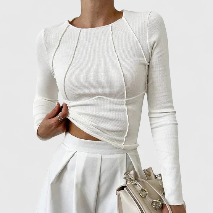 Weißes Damen Langarm-Rippstricktop aus softem Baumwollmix mit modernem Rippstrickmuster und elegantem Schnitt.