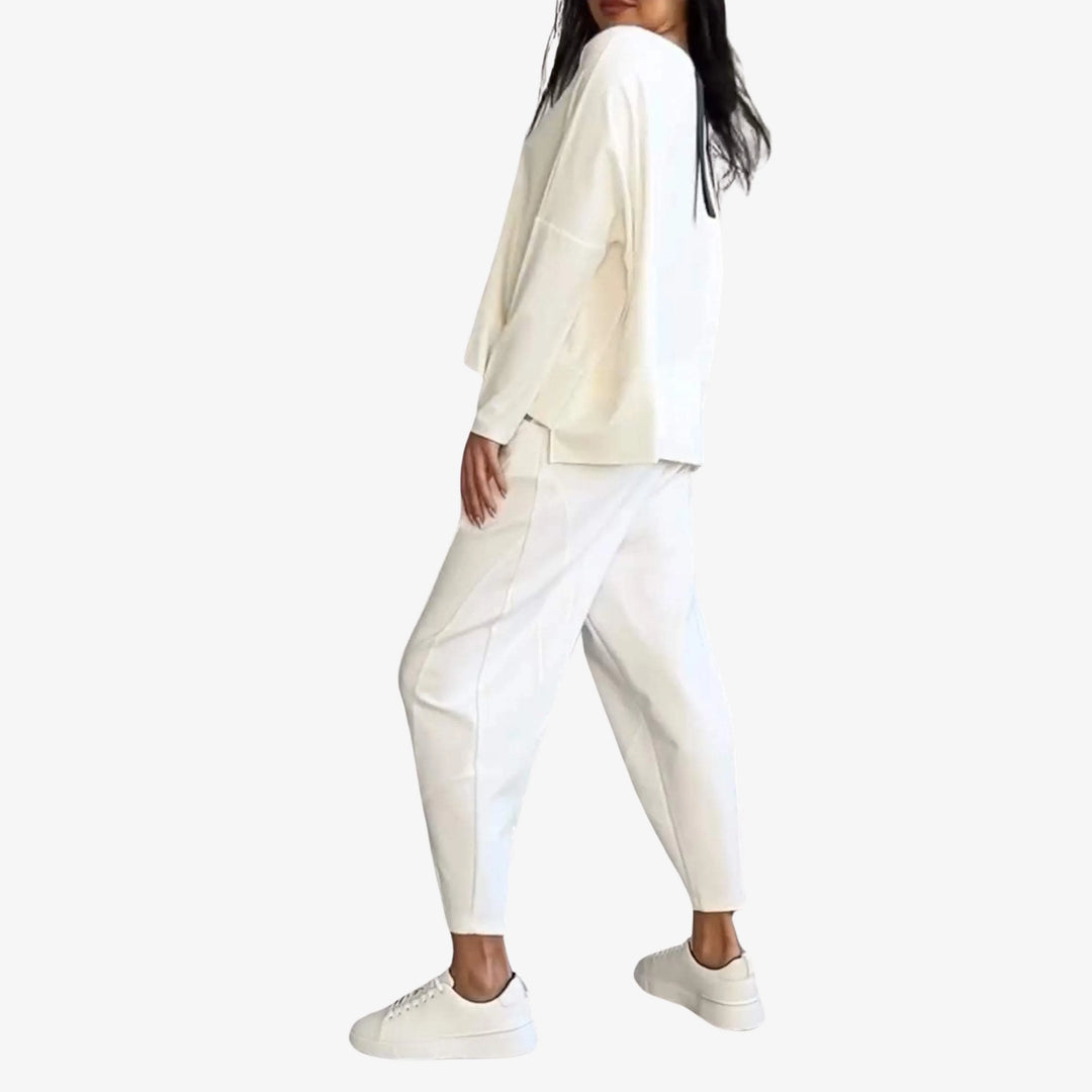 Damen Langarm Zweiteiler aus weichem, atmungsaktivem Material mit schlichtem Design und praktischen Taschen für den Alltag.