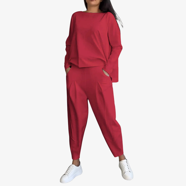 Damen Langarm Zweiteiler in Rot aus weichem Baumwollmix, mit lässigem Schnitt und zeitlosem Design für Alltag und Freizeit.