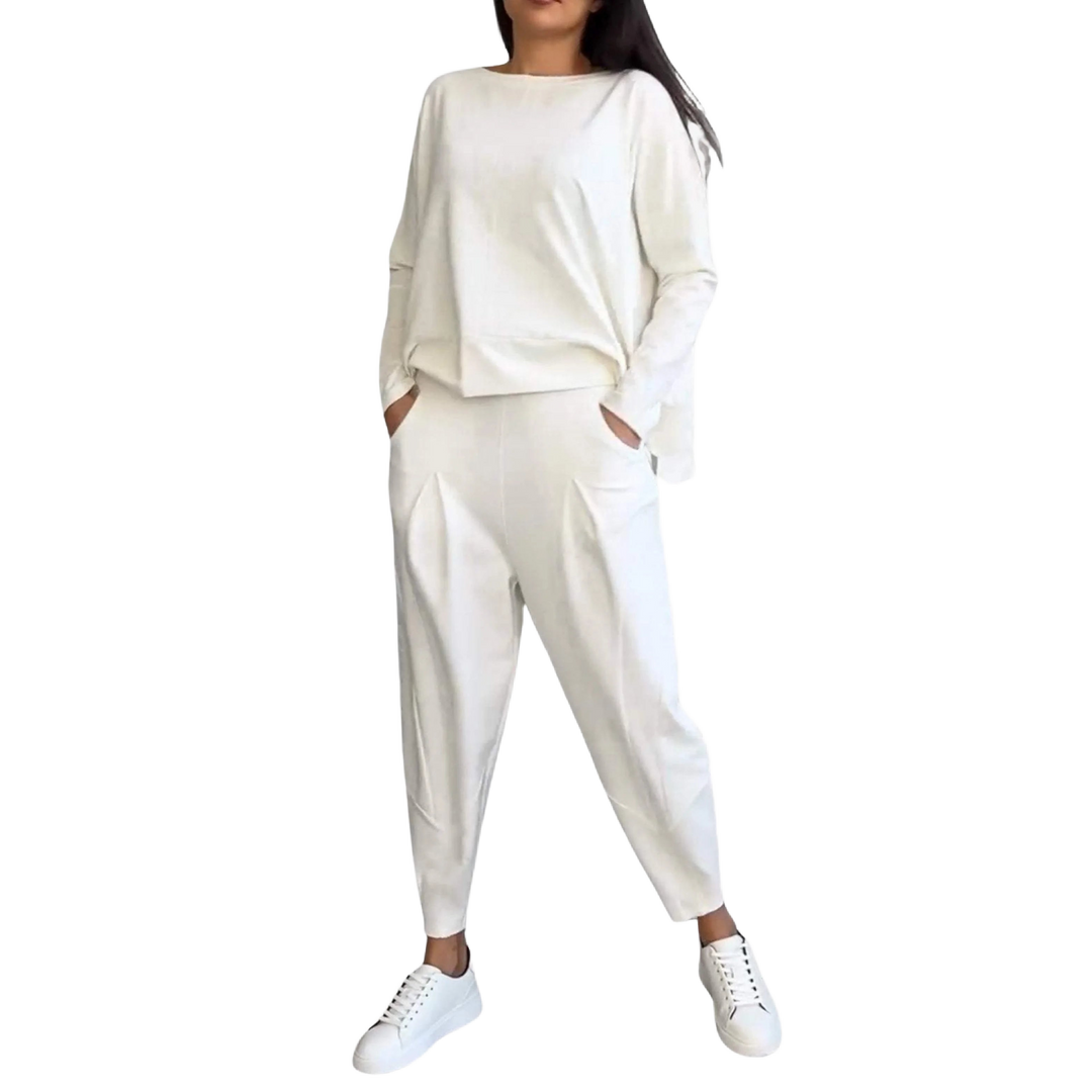 Damen Langarm Zweiteiler in Weiß aus weichem, atmungsaktivem Material, mit elegantem Schnitt und bequemen Passform.