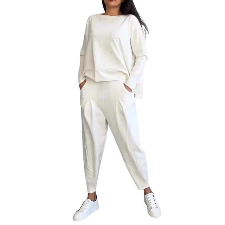 Damen Langarm Zweiteiler in Weiß aus weichem, atmungsaktivem Material, mit elegantem Schnitt und bequemen Passform.