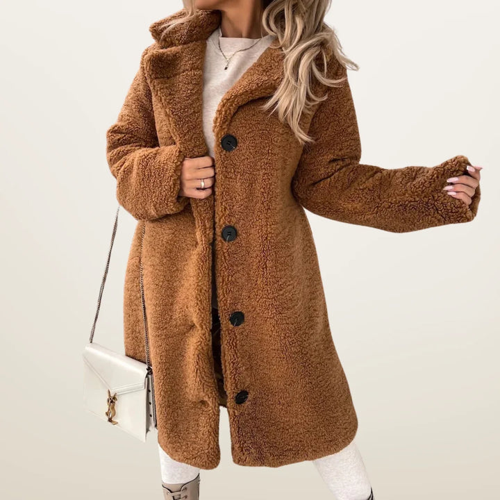 Braune Damen Übergangsjacke aus flauschigem Material mit Kapuze und modernen, lässigen Design. Ideal für Übergangszeiten.