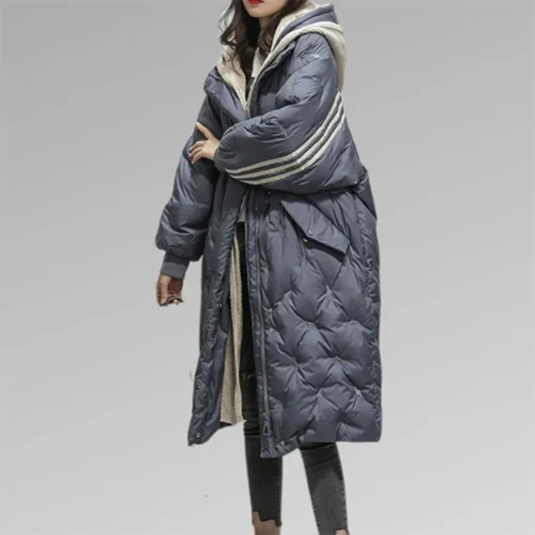 Damen lange dunkelblaue Steppjacke mit Kapuze, oversized Schnitt, leichtes Material für Komfort und Wärme.