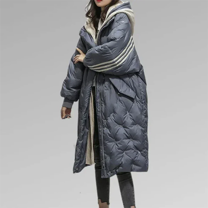 Damen lange dunkelblaue Steppjacke mit Kapuze, oversized Schnitt, leichtes Material für Komfort und Wärme.