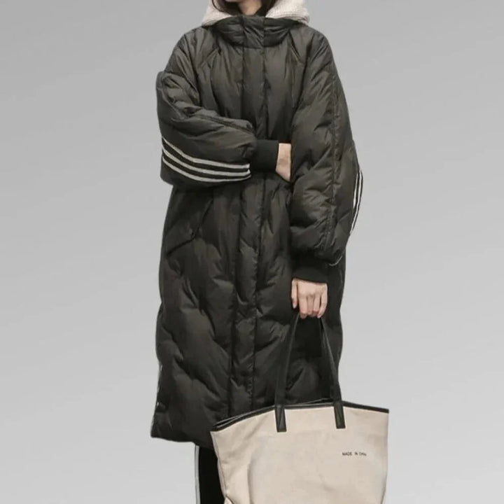 Schwarze Damen Lange Steppjacke mit Kapuze, oversized Design, warmes Material, ideal für kalte Tage.