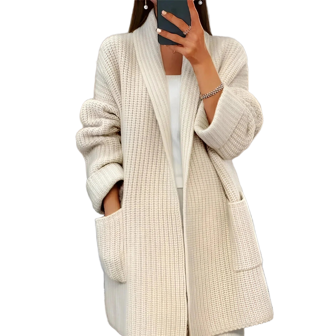Zartbeige Damen Strickmantel mit Taschen, Schalkragen und weichem Material für Komfort und vielseitige Tragemöglichkeiten.
