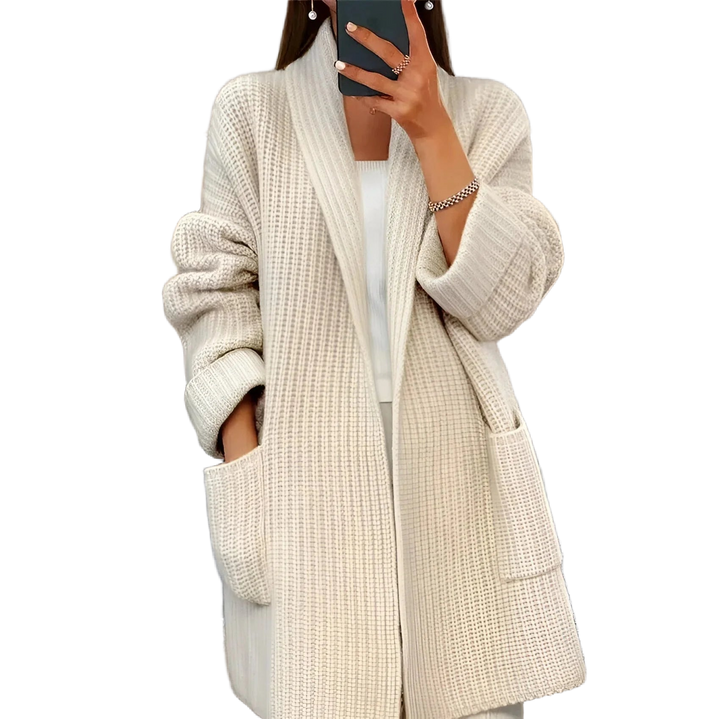 Zartbeige Damen Strickmantel mit Taschen, Schalkragen und weichem Material für Komfort und vielseitige Tragemöglichkeiten.