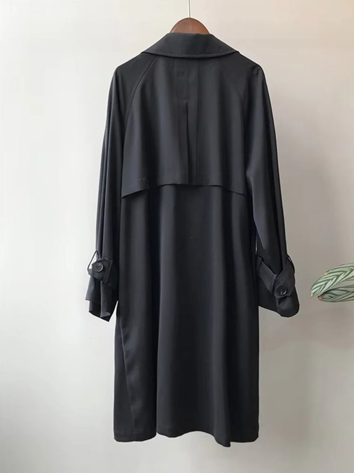 Damen langer Trenchcoat aus Baumwolle mit Gürtel und Knopfleiste in klassischem Design, ideal für Übergangszeiten.