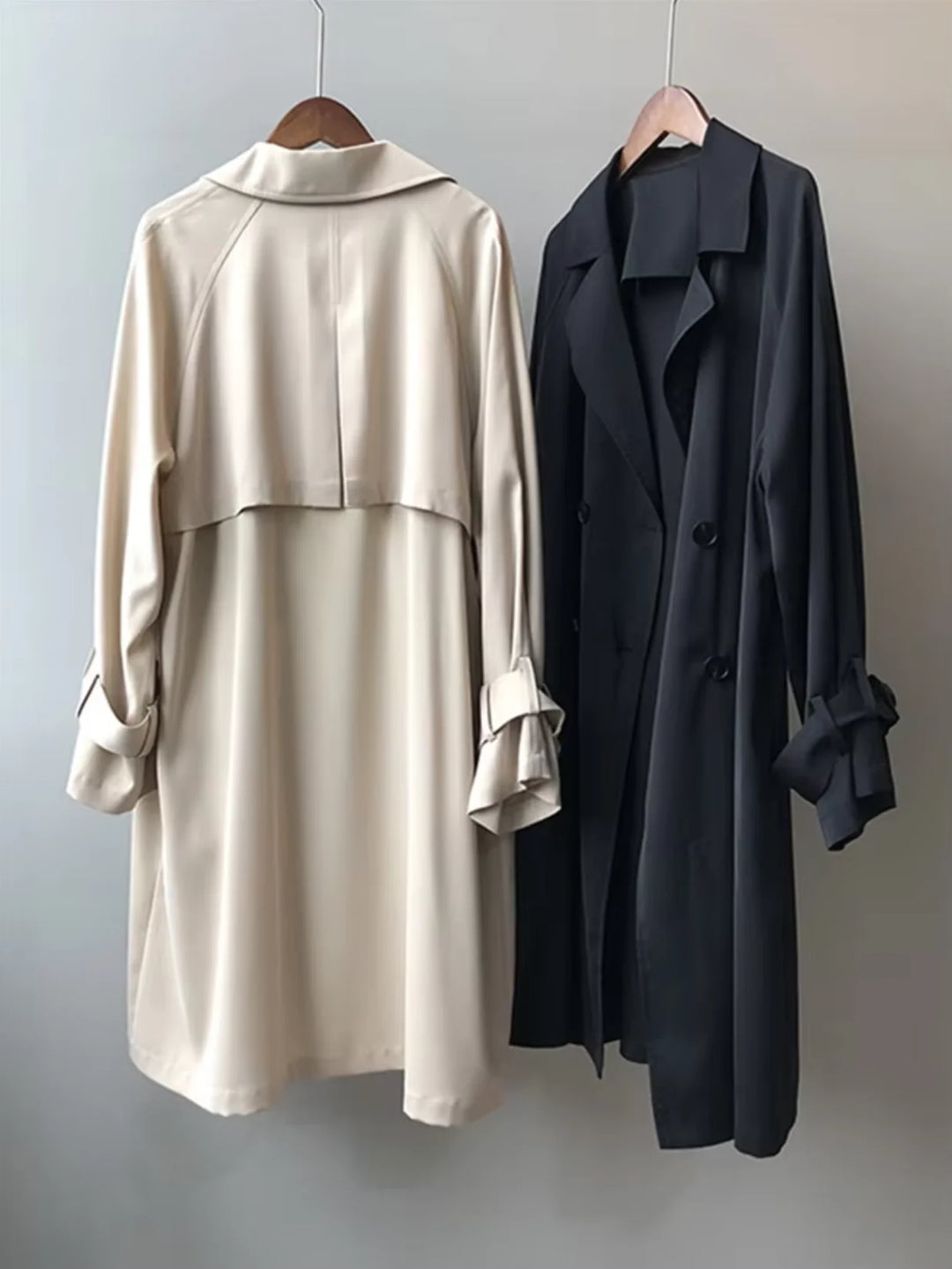 Damen langer Trenchcoat aus Baumwolle mit Gürtel und Knopfleiste, eleganter Schnitt in klassischem Beige.