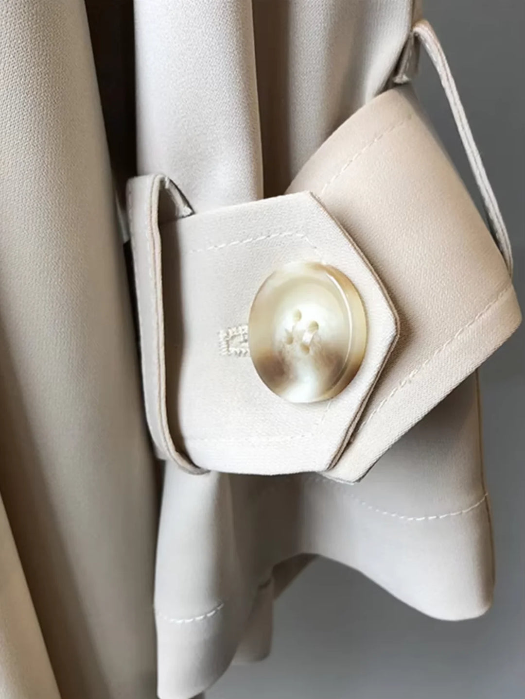 Damen langer Trenchcoat aus Baumwolle mit Gürtel und Knopfleiste in klassischem Stil, ideal für den Alltag.