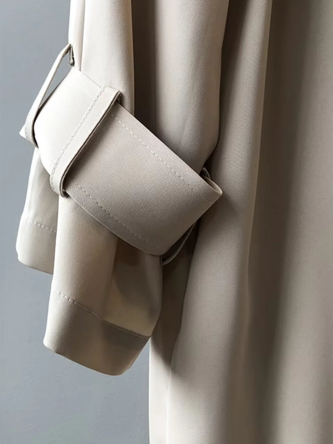 Damen langer Trenchcoat aus hochwertigem Material, mit Gürtel und Knopfleiste für einen klassischen Look und bequemen Sitz.