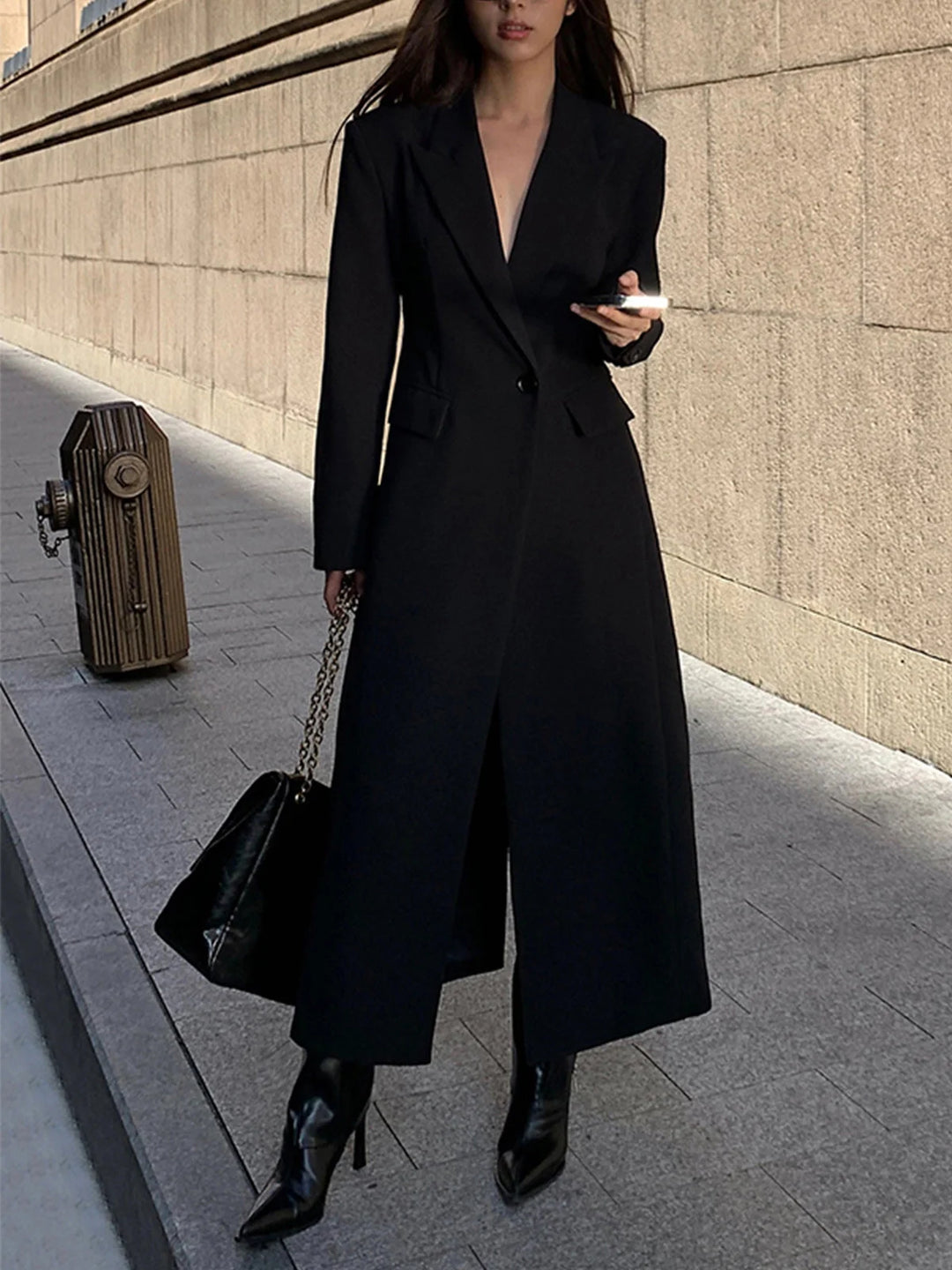Damen Langschwarzer Trenchcoat aus hochwertigem Material mit modernem Schnitt und zeitlosem Design, ideal für jede…
