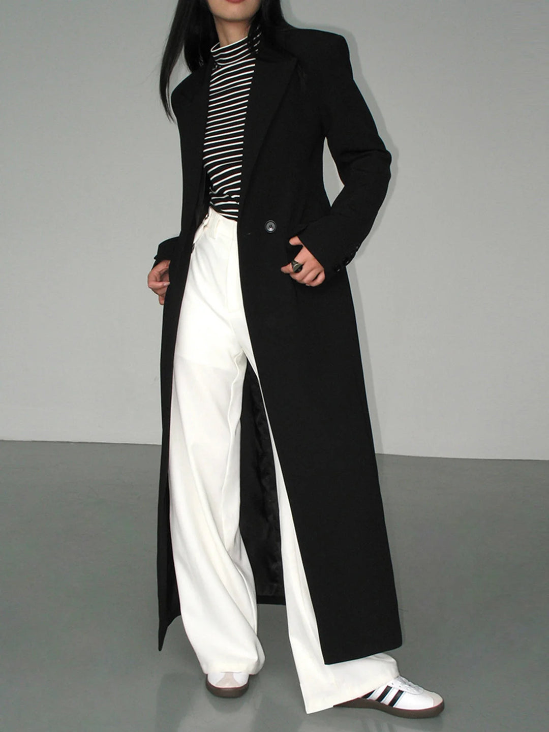 Damen Langschwarzer Trenchcoat aus hochwertigem Material mit modernem Schnitt und eleganten Details. Ideal für jede…