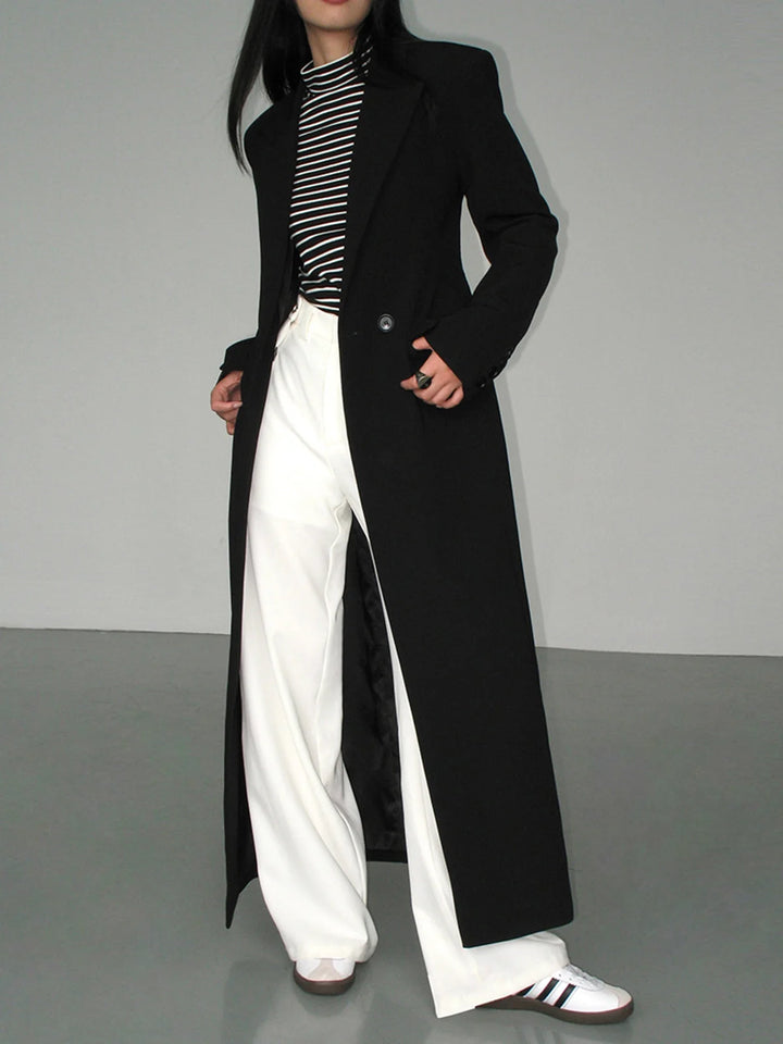 Damen Langschwarzer Trenchcoat aus hochwertigem Material mit modernem Schnitt und eleganten Details. Ideal für jede…