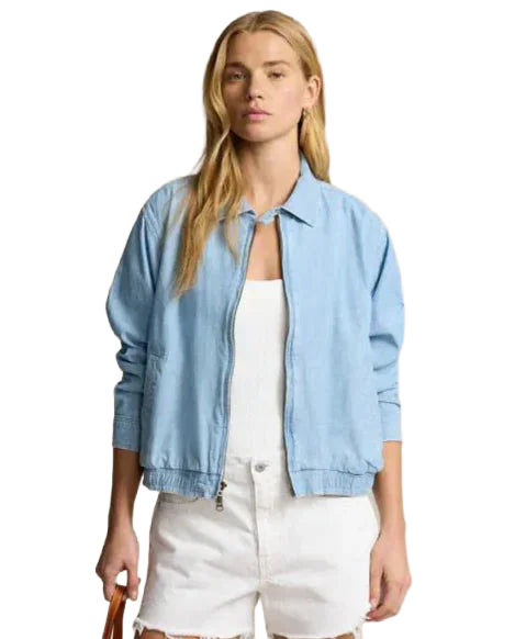 Leichte blaue Damenjacke mit Reißverschluss, Kragen und atmungsaktivem Material für Komfort und Alltagstauglichkeit.