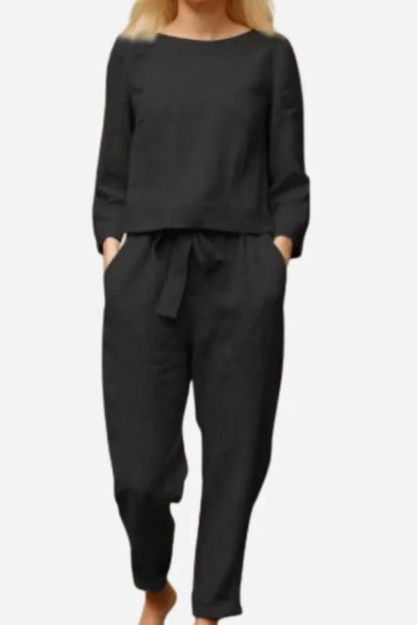 Damen Zweiteiler aus leichtem Leinen mit Rundhalsausschnitt, bestehend aus Oberteil und passender Hose, ideal für den Sommer.