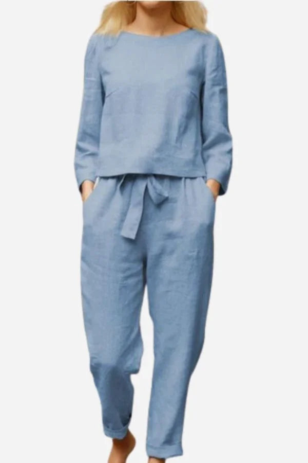 Damen Leinen Zweiteiler Set mit Rundhalsausschnitt, kombiniert Oberteil und Hose aus leichtem, atmungsaktivem Leinenmaterial.