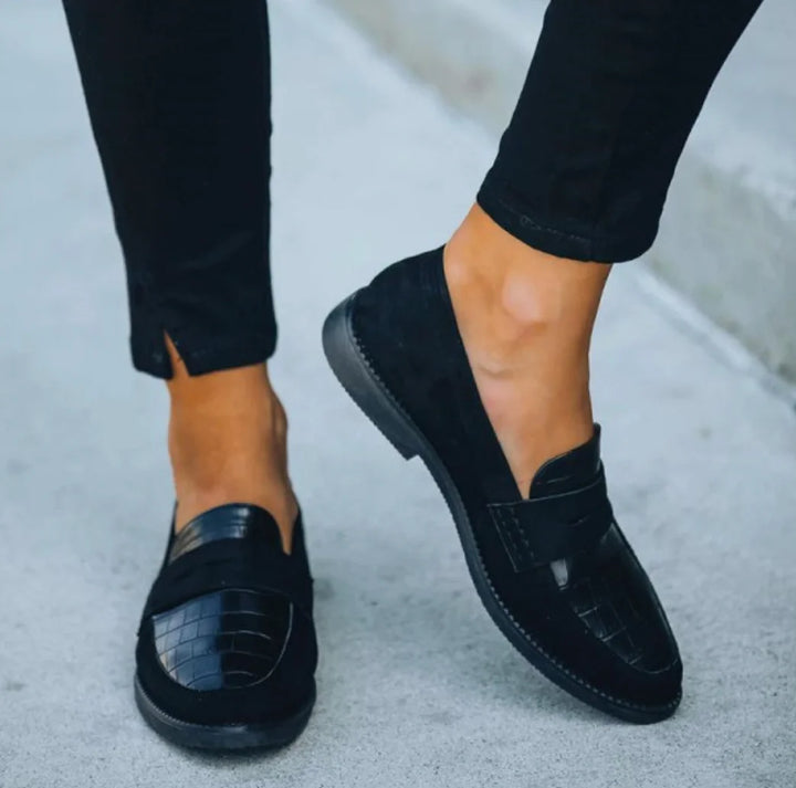 Schwarze Damen Loafers mit Krokoprägung, aus hochwertigem Leder, elegantes Design für stilvolle Outfits.