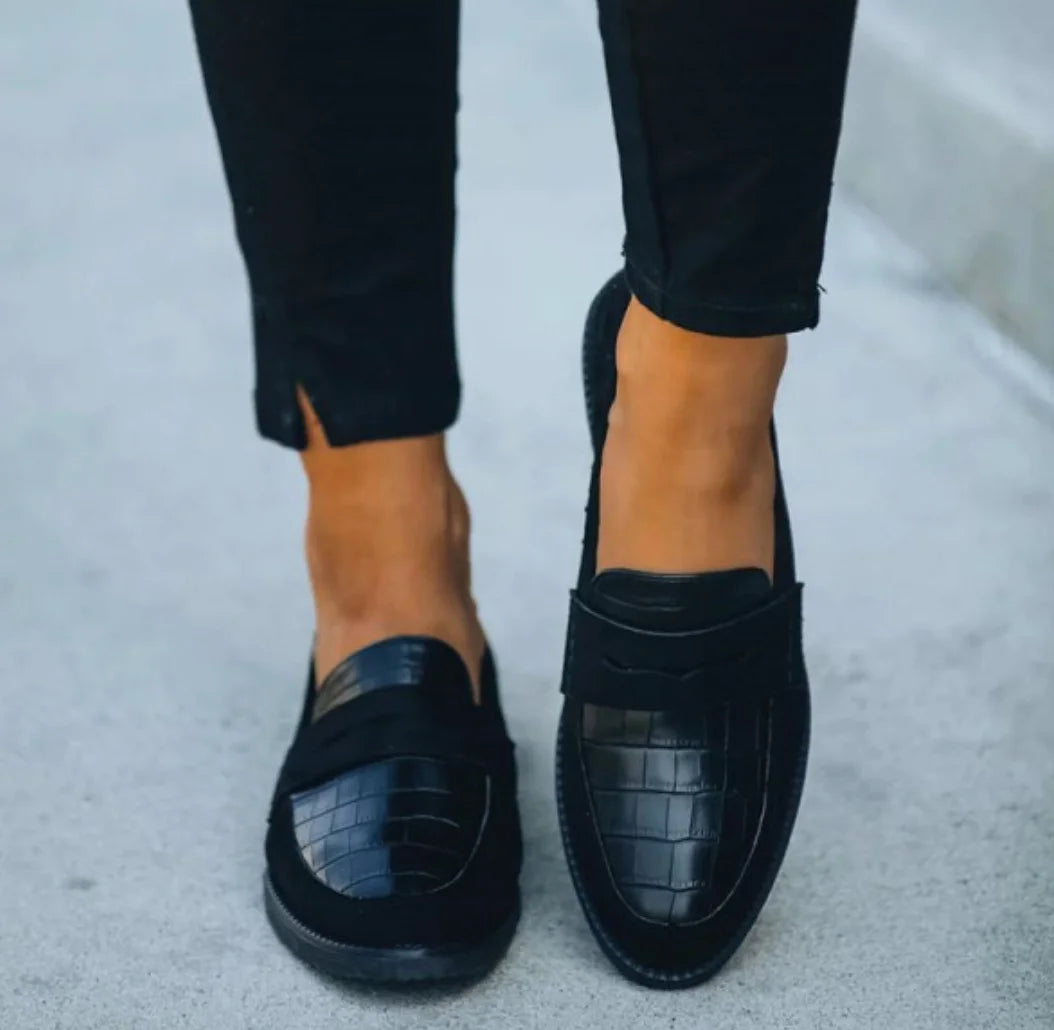 Schwarze Damen Loafers mit Krokoprägung aus hochwertigem Leder - Klassisch-elegantes Design für jeden Anlass.
