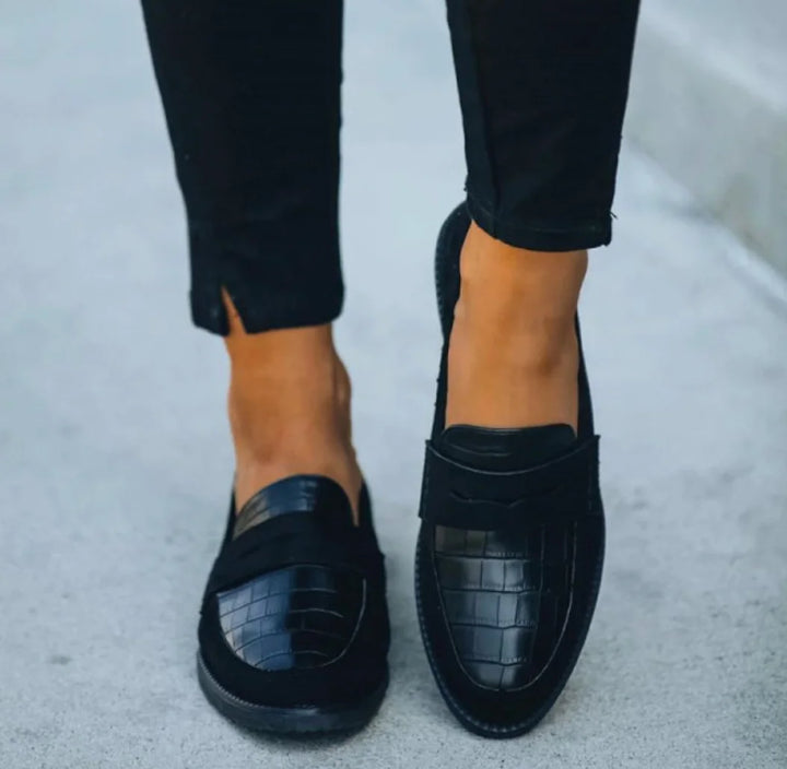 Schwarze Damen Loafers mit Krokoprägung aus hochwertigem Leder - Klassisch-elegantes Design für jeden Anlass.