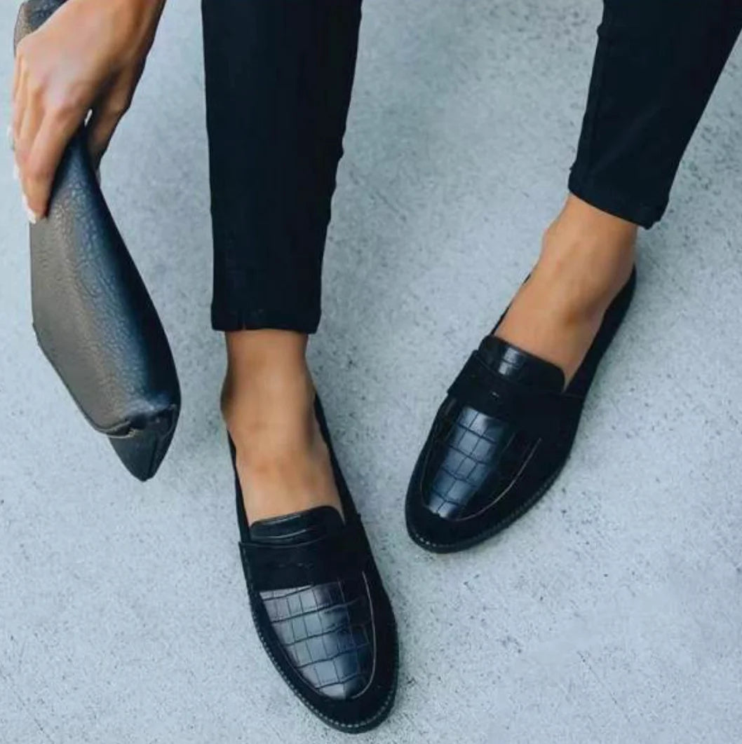 Schwarze Damen Loafers mit Krokoprägung, edles Design aus echtem Leder, elegante Slip-On-Schuhe für einen stilvollen Look.