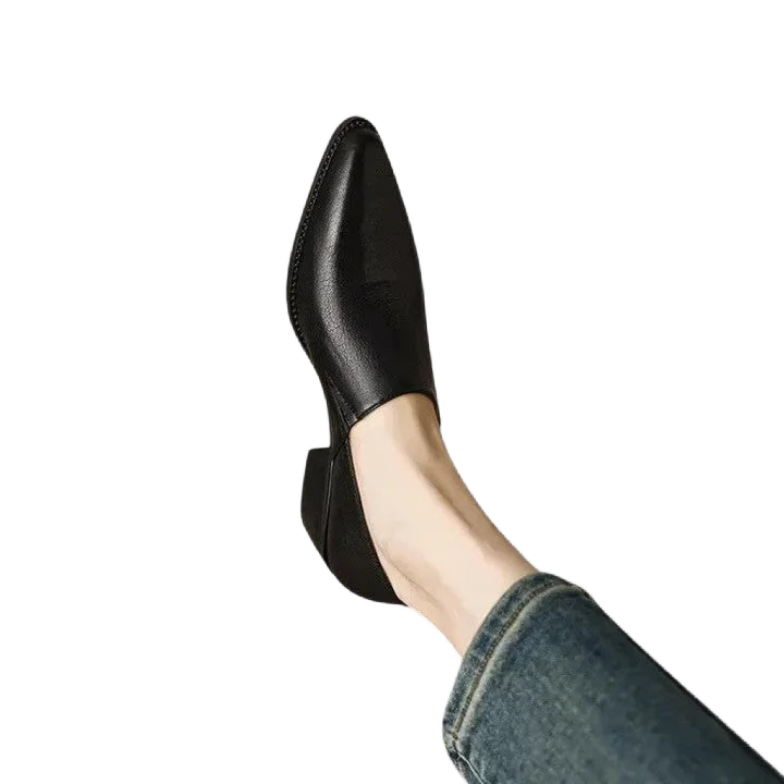 Schwarze bequeme Damen Schuhe mit niedrigem Absatz, aus weichem Leder, schlichte Form und komfortable Innensohle.