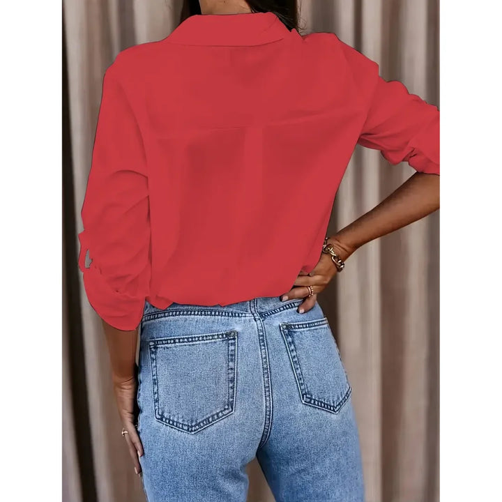 "Damen Bluse aus leichter Baumwolle, locker geschnitten, langarm mit klassischem Kragen, ideal für lässige Anlässe."