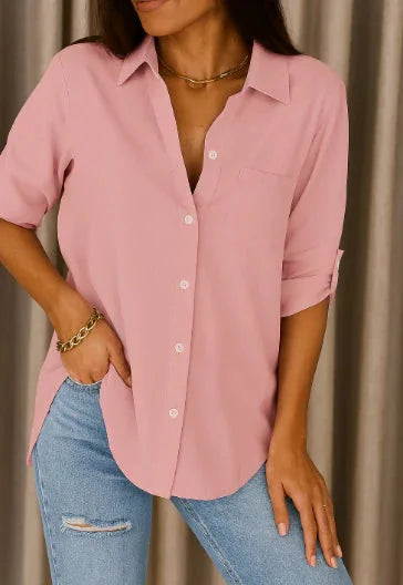 Damen Bluse in Dunkelrosa, locker geschnitten, Langarm, klassischer Kragen, aus leichtem Baumwollmaterial.