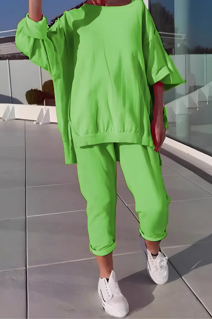 Grünes Damen Loungewear-Set mit weichem Stoff, oversized Top und bequemen Jogginghose für entspannte Tage.