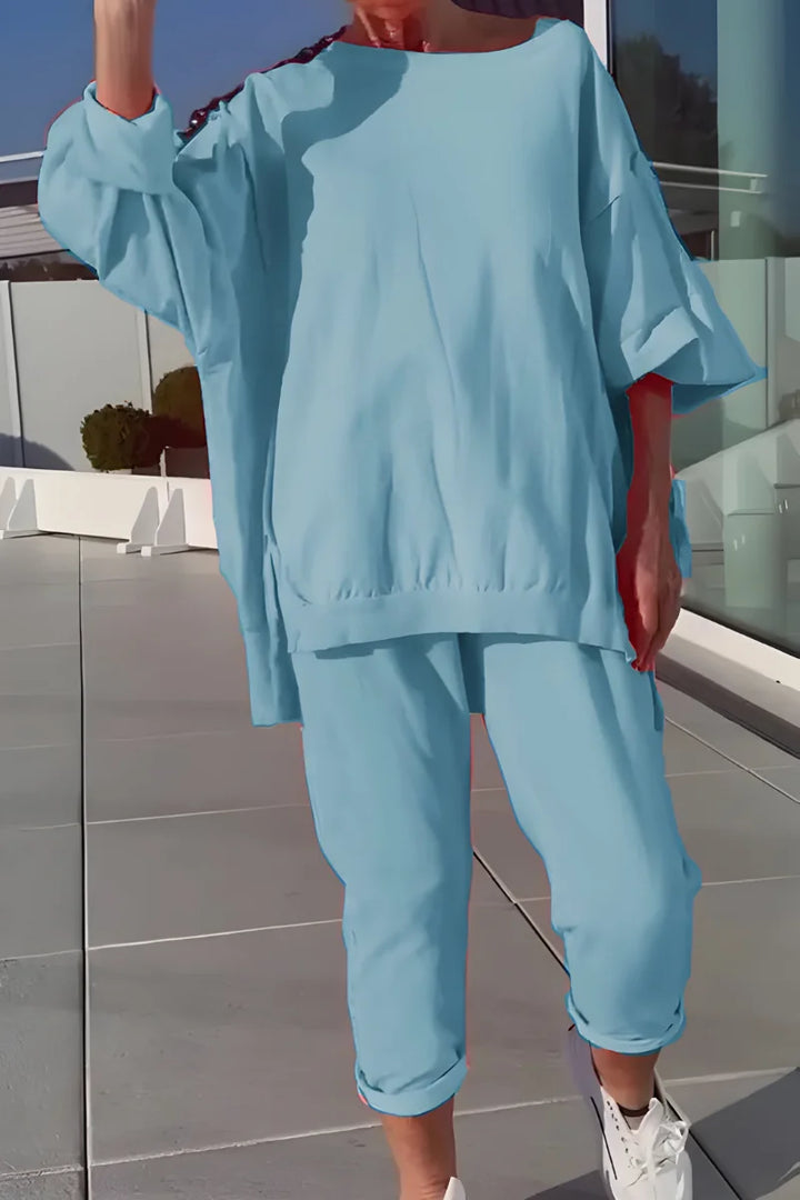 Hellblaues Damen Loungewear-Set mit oversized Top und bequemen Jogginghosen aus weichem, atmungsaktivem Baumwollmaterial.