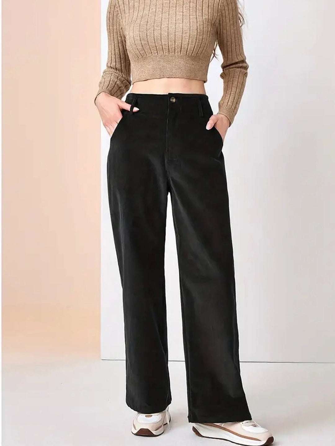 Damen Cordhose mit weitem Bein aus weichem Material, ideal für lässige Outfits und komfortable Bewegungsfreiheit.