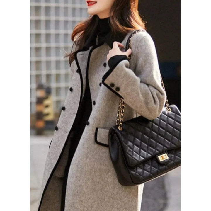 Damen Mantel aus hochwertigem Stoff mit Doppelreihe und schickem schwarzem Kragen für eleganten Look und guten Sitz.