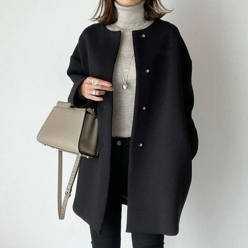 Damen Mantel in Kohleschwarz mit Knopfleiste, taillierter Silhouette und strapazierfähigem Mix aus Wolle und Polyester.