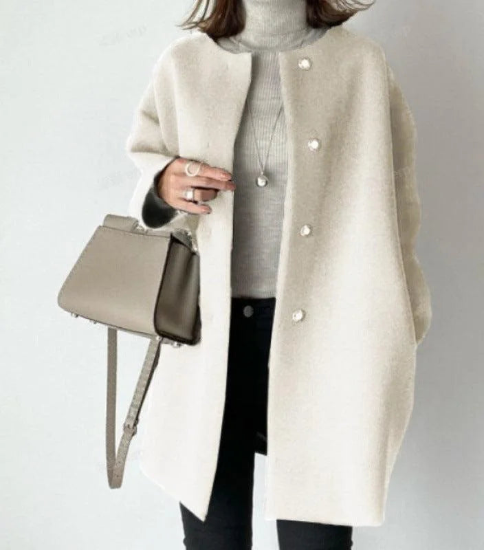 Damen Mantel in weichem Beige, mit Knopfleiste und modernem Schnitt, ideal für den Frühling oder Herbst.